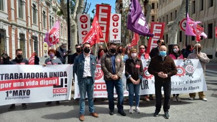 Los secretarios provinciales del PSOE, UGT y CCOO, junto al secretario local de los socialistas