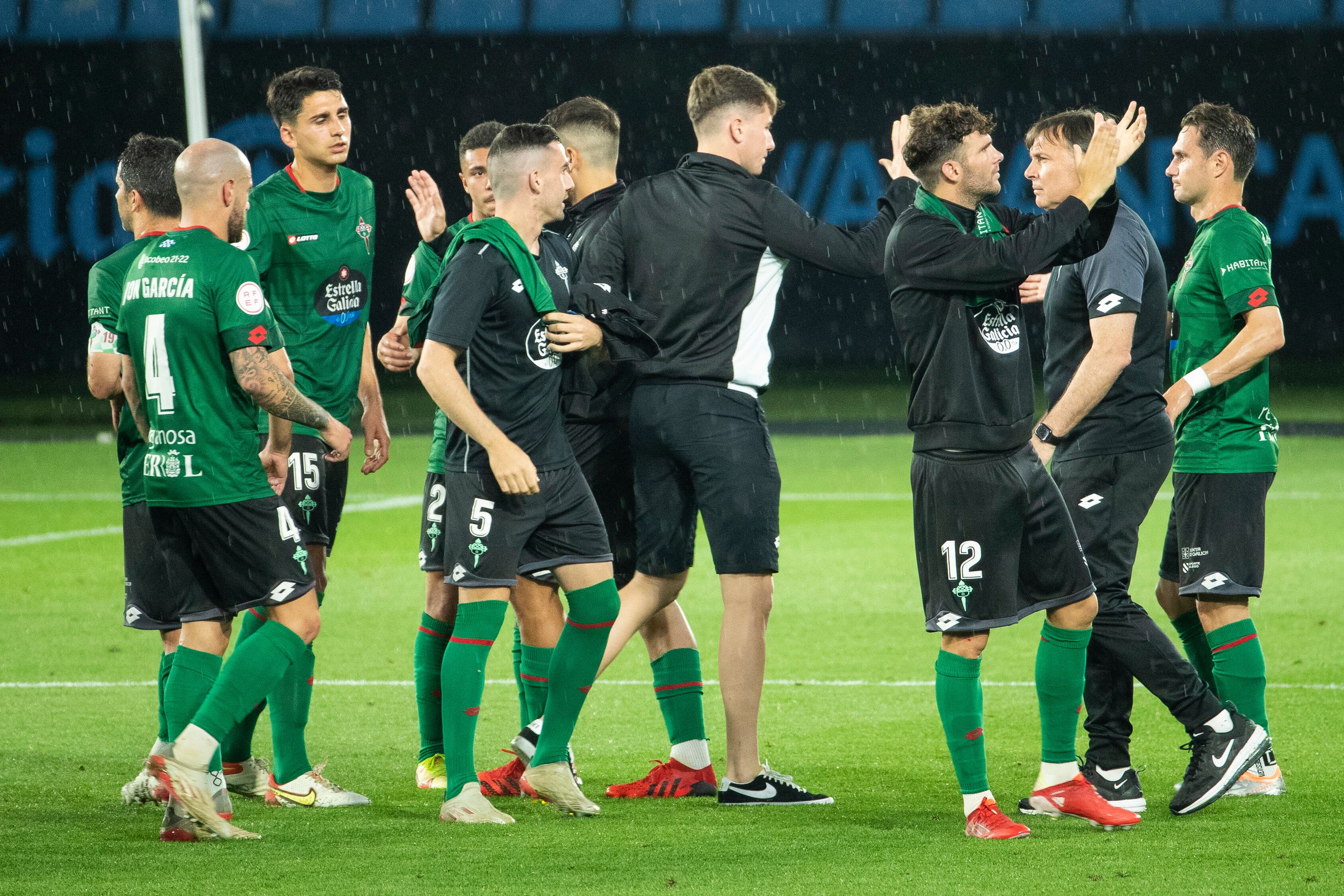 Jugadores y cuerpo técnico del Racing, tras la victoria ante el Celta B en Balaídos