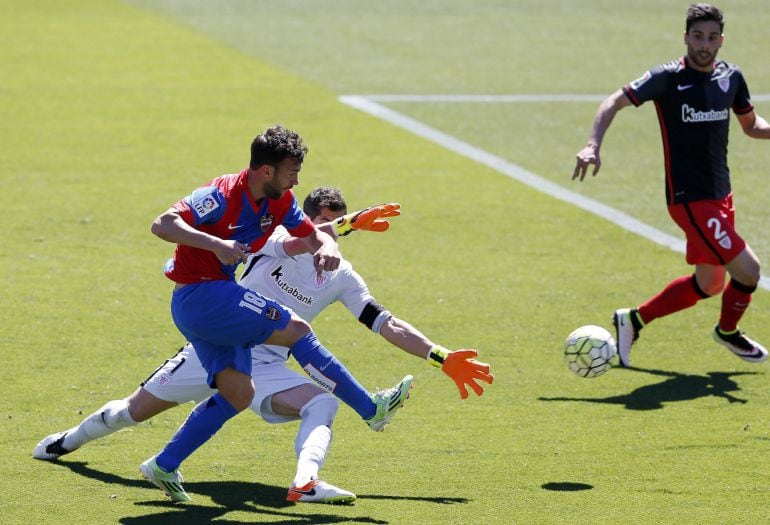 GRA063 VALENCIA.- El jugador del Levante Casadesus chuta a portería para marcar el primer gol de su equipo ante el portero del Athletic Club, Iraizoz, durante el partido de la jornada 35 de la Liga de Primera División disputado en el estadio Ciutat de Val