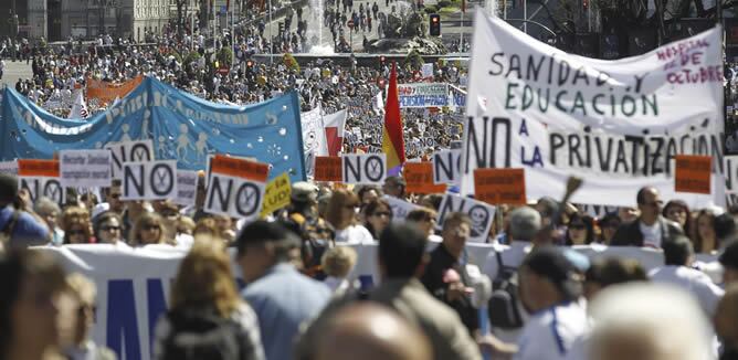 Miles de personas, en su mayoría profesionales de la sanidad pública madrileña, participan esta mañana, convocadas por la Mesa en Defensa de la Sanidad Pública de Madrid y la Plataforma Asamblearia de Trabajadores y Usuarios por la Salud (Patusalud), en una nueva &#039;Marea Blanca&#039; en la capital.