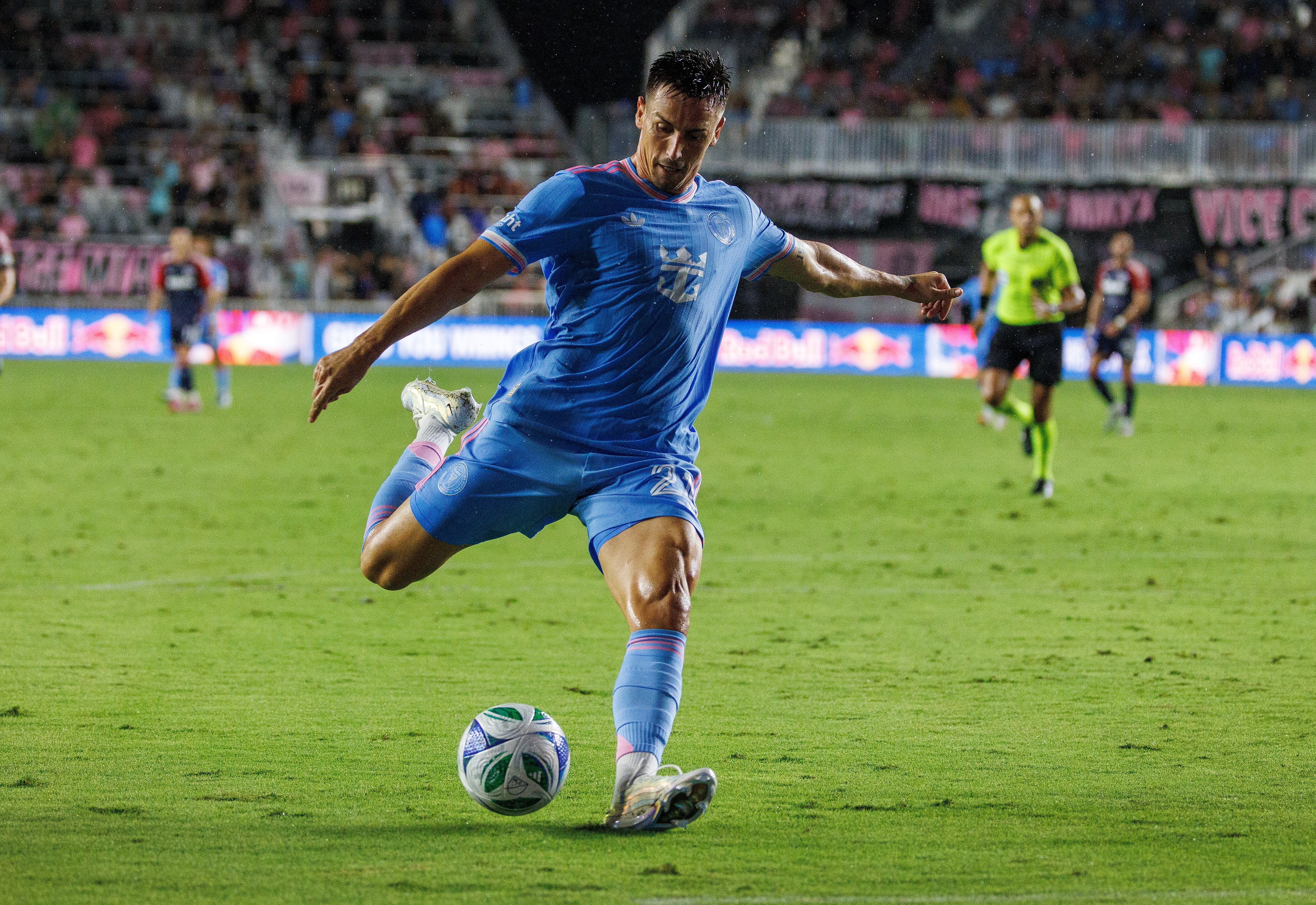 FORT LAUDERDALE (United States), 04/10/2025.- Inter Miami FC forward Tadeo Allende scores a goal during the MLS soccer match between Inter Miami and New England Revolution in Fort Lauderdale, Florida, USA, 04 October 2025. EFE/EPA/CRISTOBAL HERRERA-ULASHKEVICH
