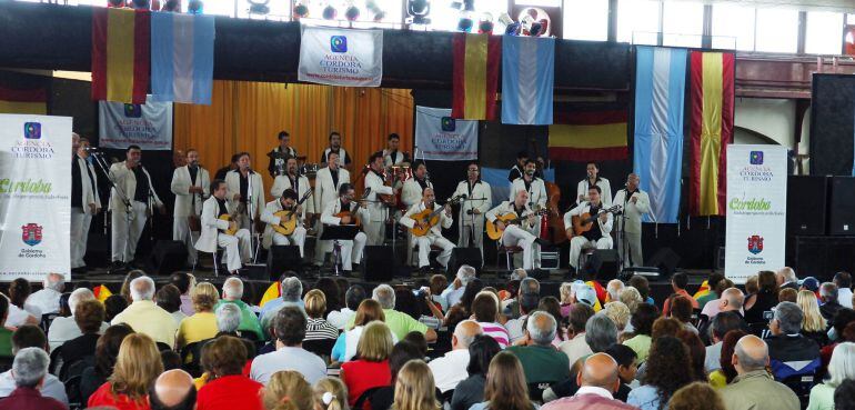 Los Parrandboleros actuando en el festival de folclore de Cosquín (Argentina)