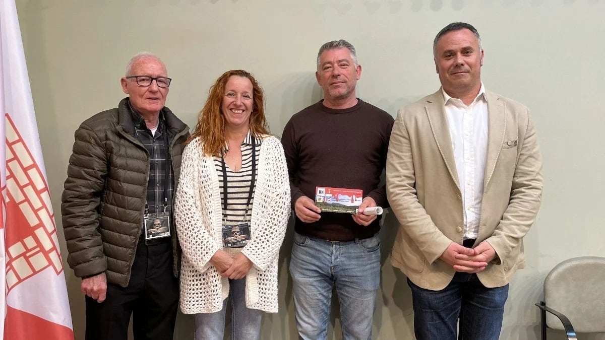 Jesús Velasco recogiendo el premio que le permitirá publicar su nueva obra literaria