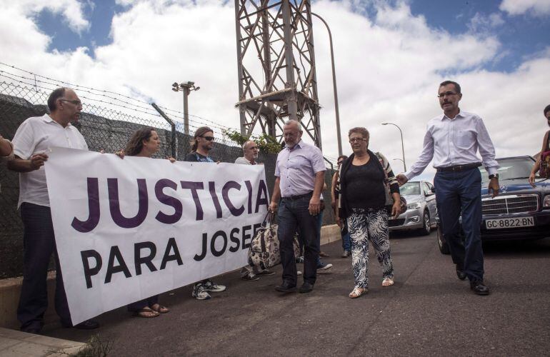 Josefa Hernández, de 62 años, a su llegada al centro penitenciario de Tahíche (Lanzarote).