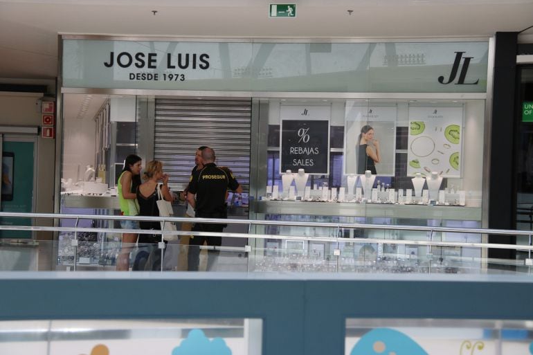 Imatge de l&#039;entrada de la joeria Jose Luís on ha tingut lloc el robatori aquest dilluns