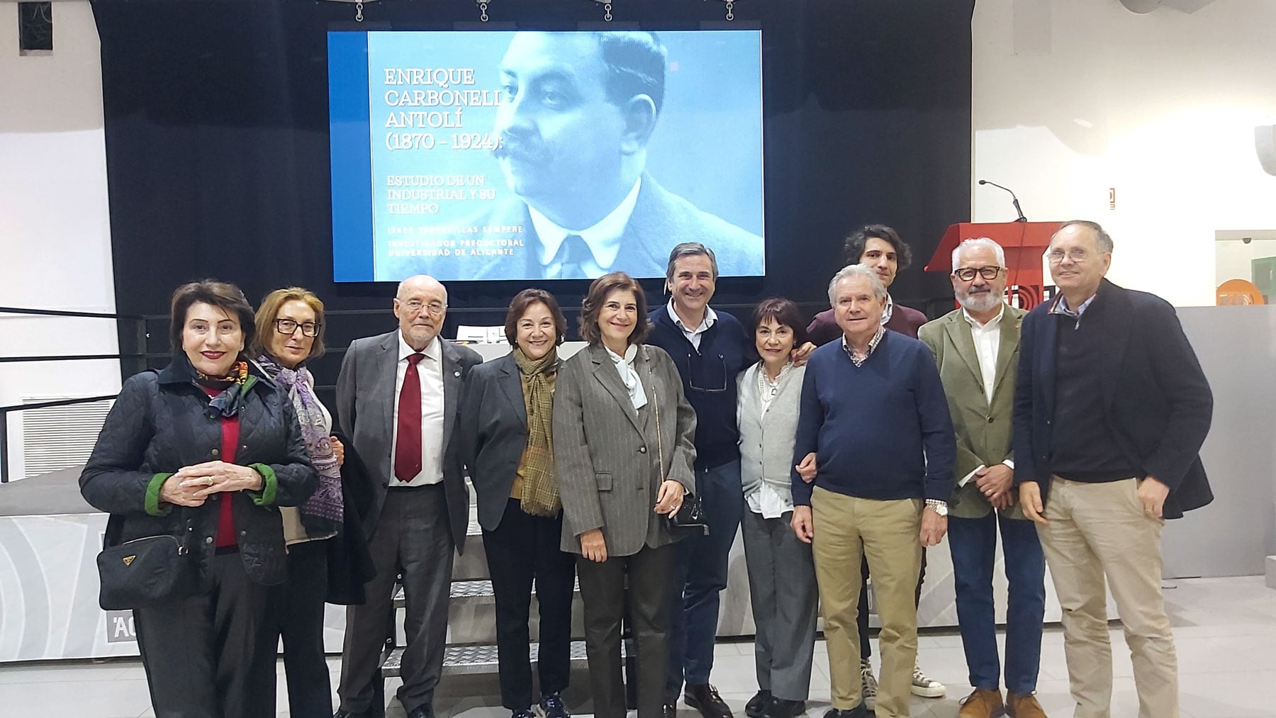 Los familiares de Enrique Carbonell Antolí, junto a los ponentes, Isker Torrecillas y Santiago Varela, y el concejal de Patrimonio Cultural, Ignacio Trelis