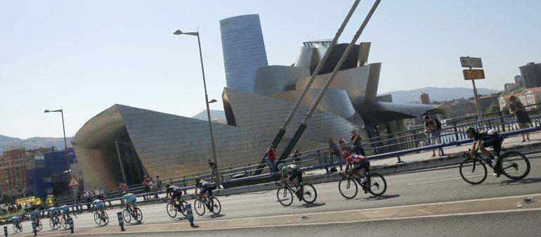 El pelotón durante la duodécima etapa de la Vuelta Ciclista a España 2016, con meta en Bilbao