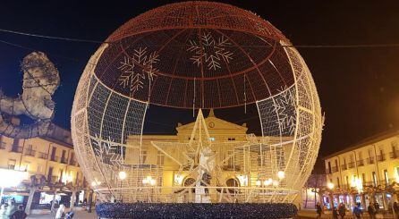 Vuelve la gigantesca bola de Navidad en la Plaza Mayor de Palencia