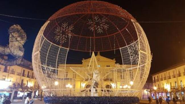 Vuelve la gigantesca bola de Navidad en la Plaza Mayor de Palencia