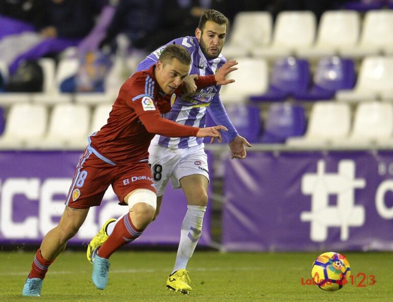 Pombo se marcha de Antoñito en una imagen del partido de la primera vuelta en Zorrilla