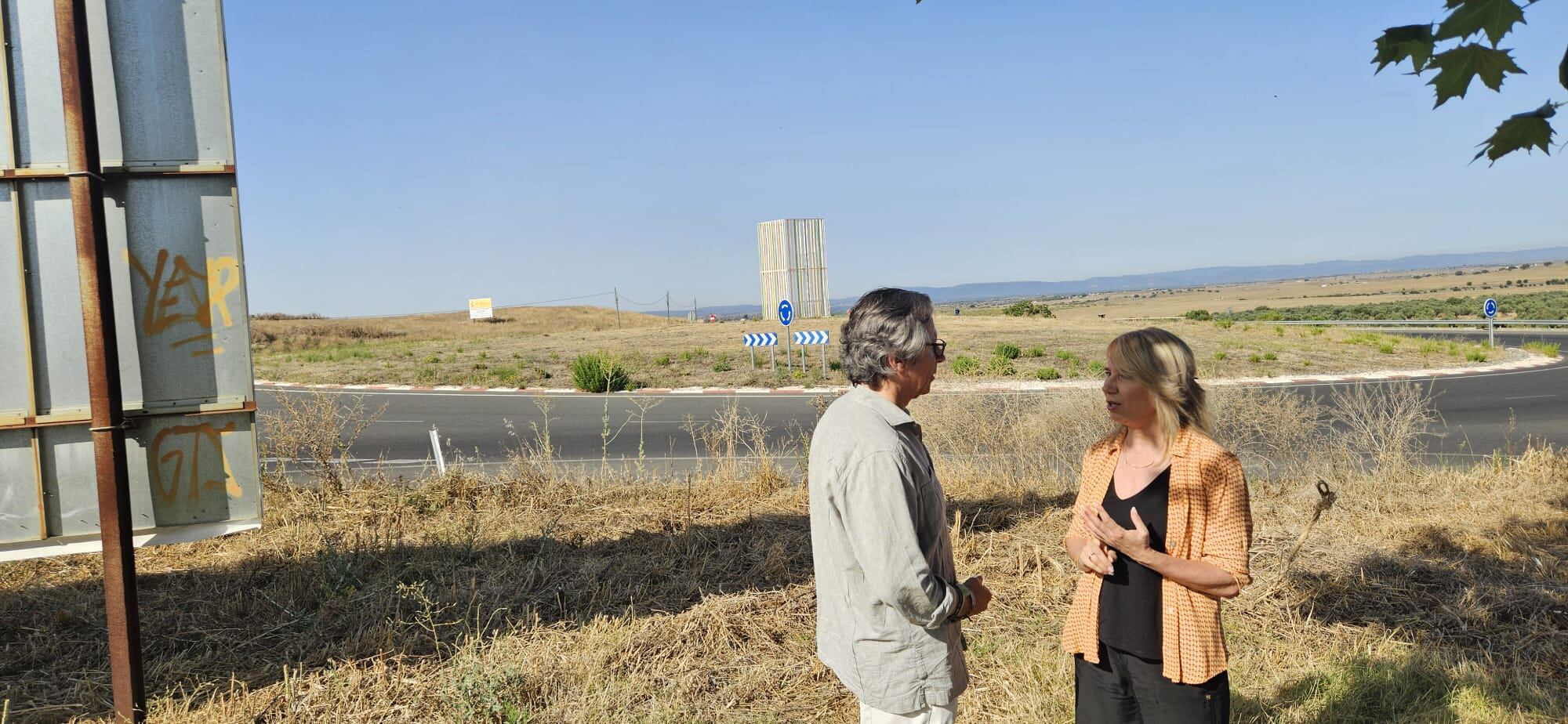 Carlos Floriano y Cristina Teniente, del PP, junto a las obras de la autovía Cáceres-Badajoz, a las afueras de la capital cacereña.