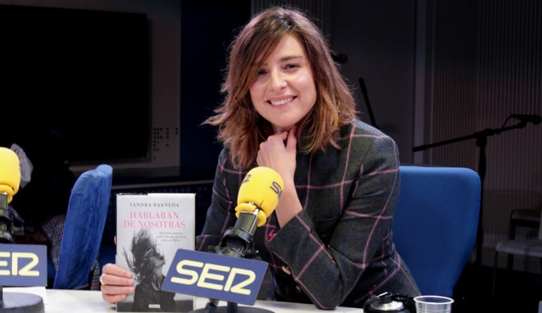 La periodista y escritrora Sandra Barneda posa con un ejemplar de su último libro &#039;Hablarán de nosotras&#039;.