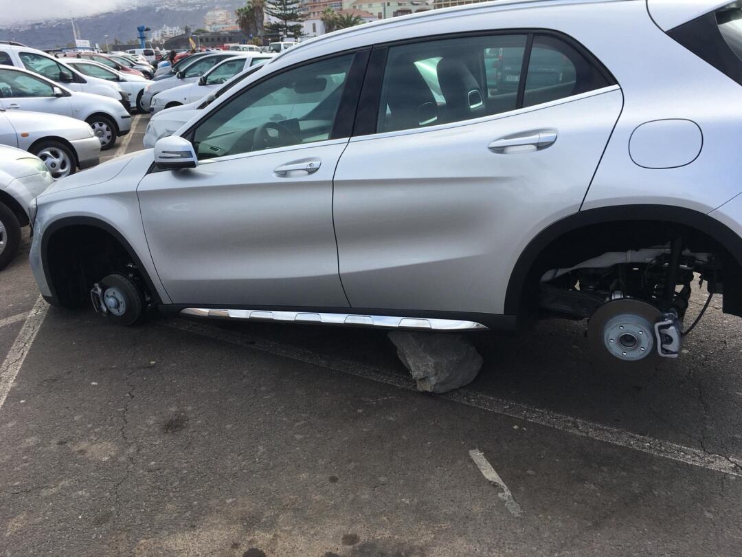 El vehículo de alquiler aparcado en la explanada del muelle del Puerto de la Cruz fue hallado sobre algunas piedras durante la mañana del domingo