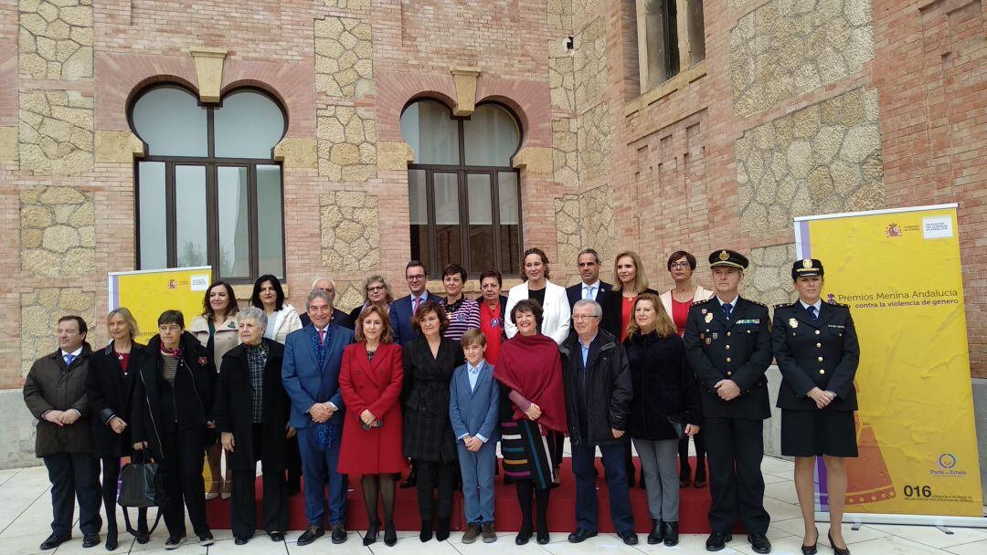 Foto de familia de la vicepresidenta,Carmen Calvo con los galardonados con los Premios Menina Andalucía