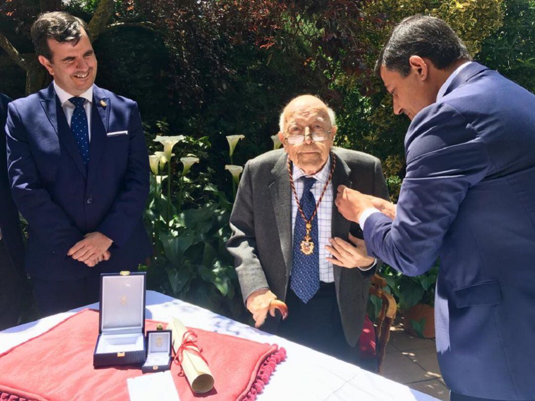 Momento en el que José Jiménez Lozano recibía la Medalla de Oro de la Provincia 