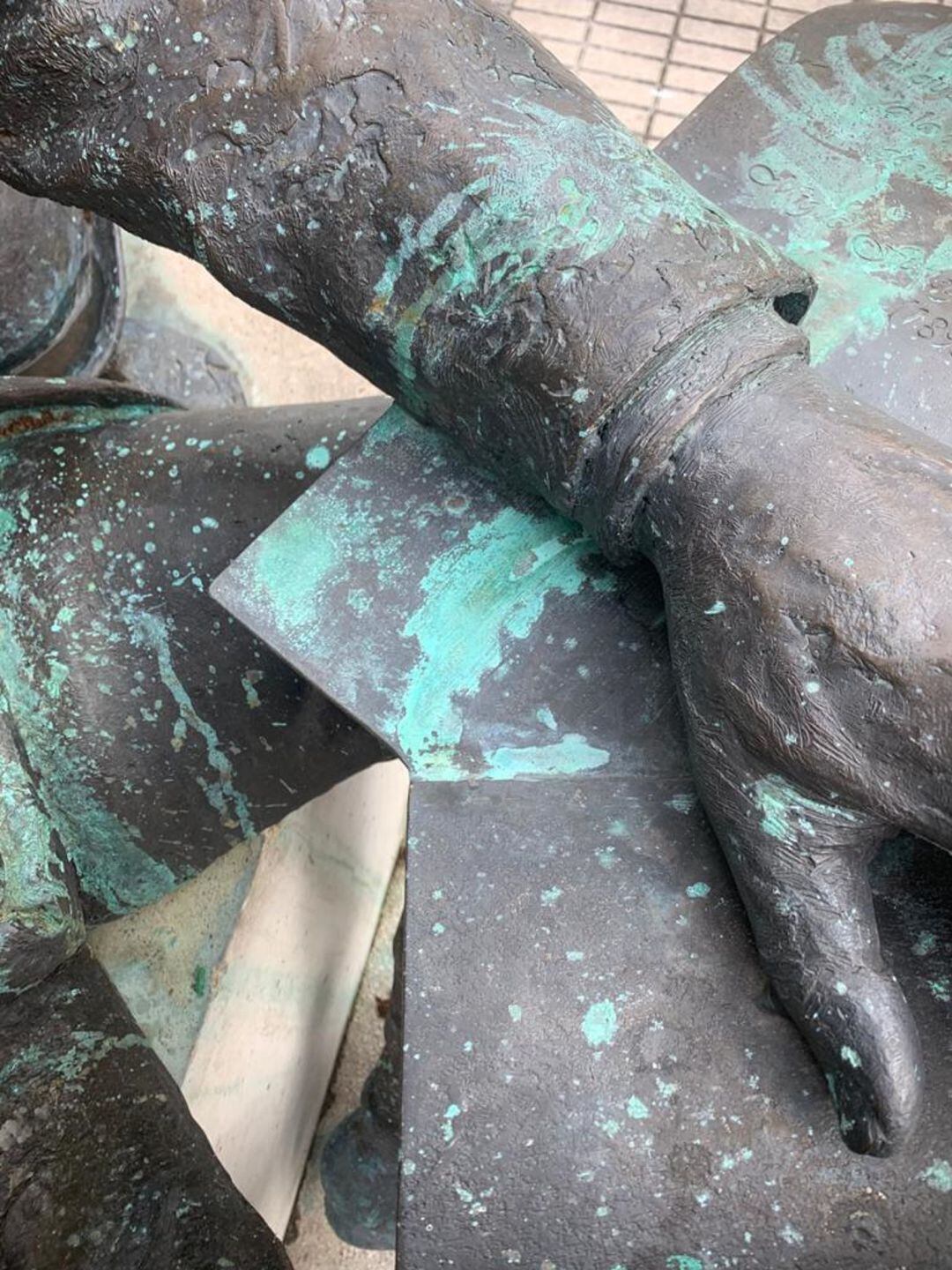 Detalle del deterioro de la estatua de Fustegueras Valdés, en Ponferrada.