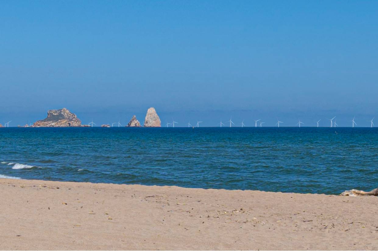 Recreació de com es veuran els molins des de l&#039;Estartit en cas que tiri endavant el Parc Eòlic Marí de Roses