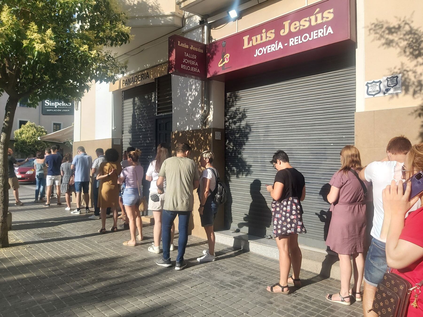 Las colas llegaron por momentos a rodear la manzana del centro de salud La Fábrica