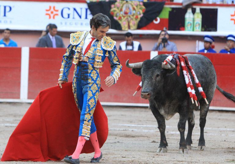 El torero español José Tomás lidia de su segundo toro de la tarde, &#039;Pollo Querido&#039;, de 509 kg, durante la octava corrida de la Feria Internacional de San Marcos, en Aguascalientes (México)