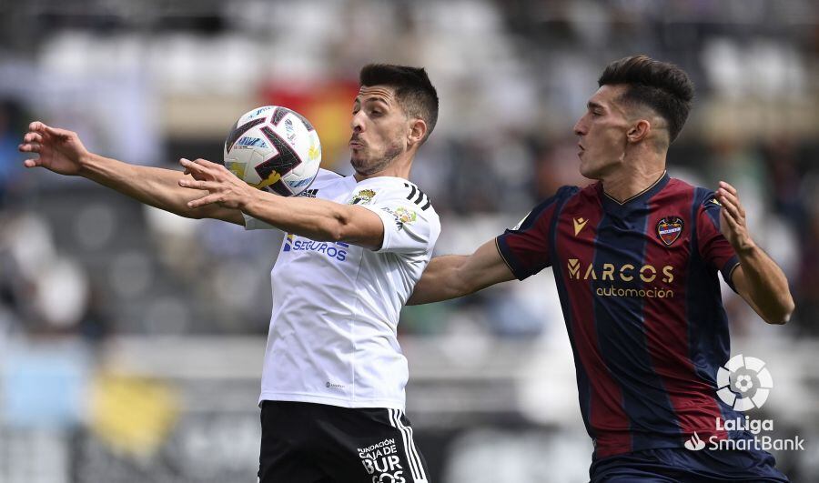 LFP/ Raúl Navarro protege el balón