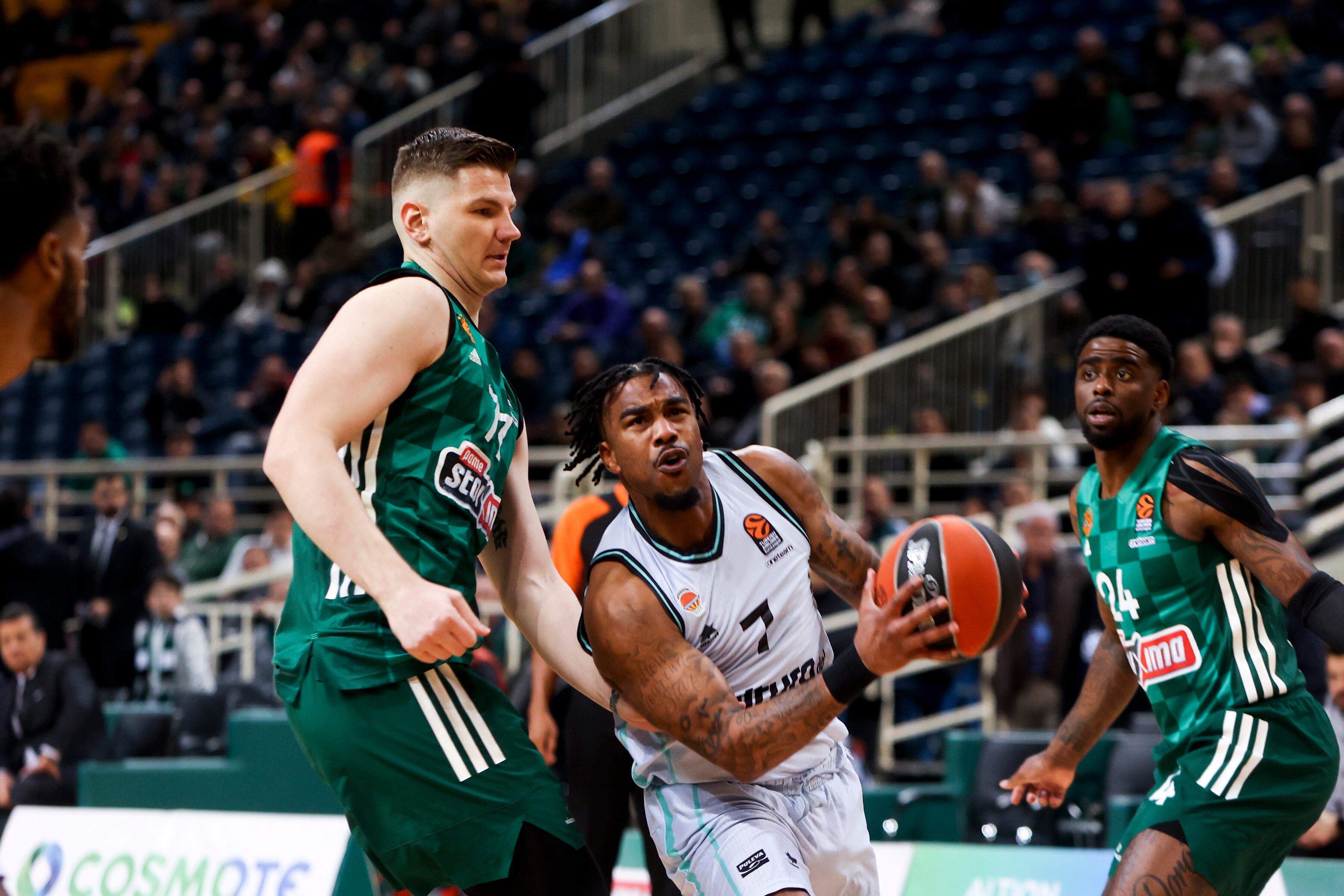 Panathinaikos&#039;Äô Arturas Gudaitis (L) in action against Valencia&#039;Äôs Chris Jones (R) during the Euroleague basketball match between Panathinaikos Athens and Valencia basket in Athens, Greece, 10 February 2023. (Baloncesto, Euroliga, Grecia, Atenas) EFE/EPA/Georgia Panagopoulou