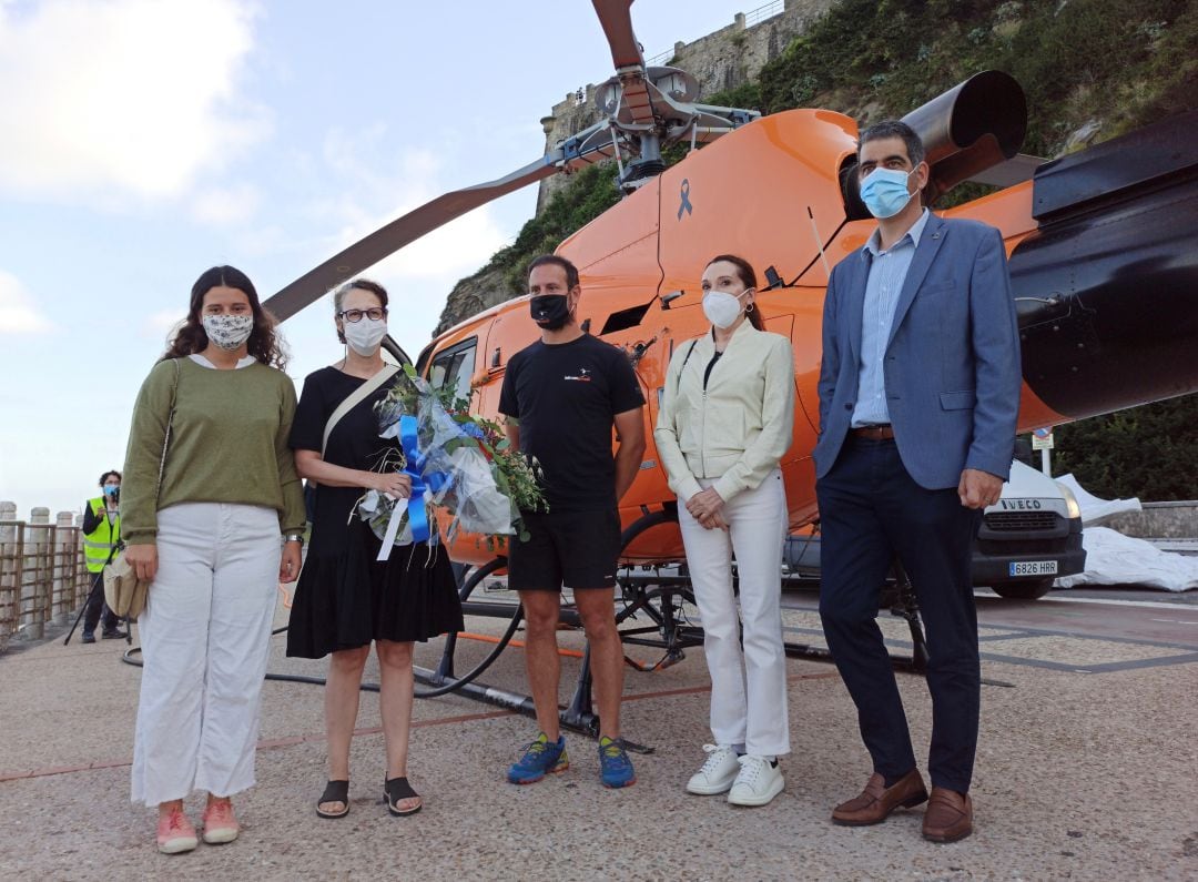 Allegados del piloto fallecido junto con la escultora Cristina Iglesias y el alcalde Eneko Goia