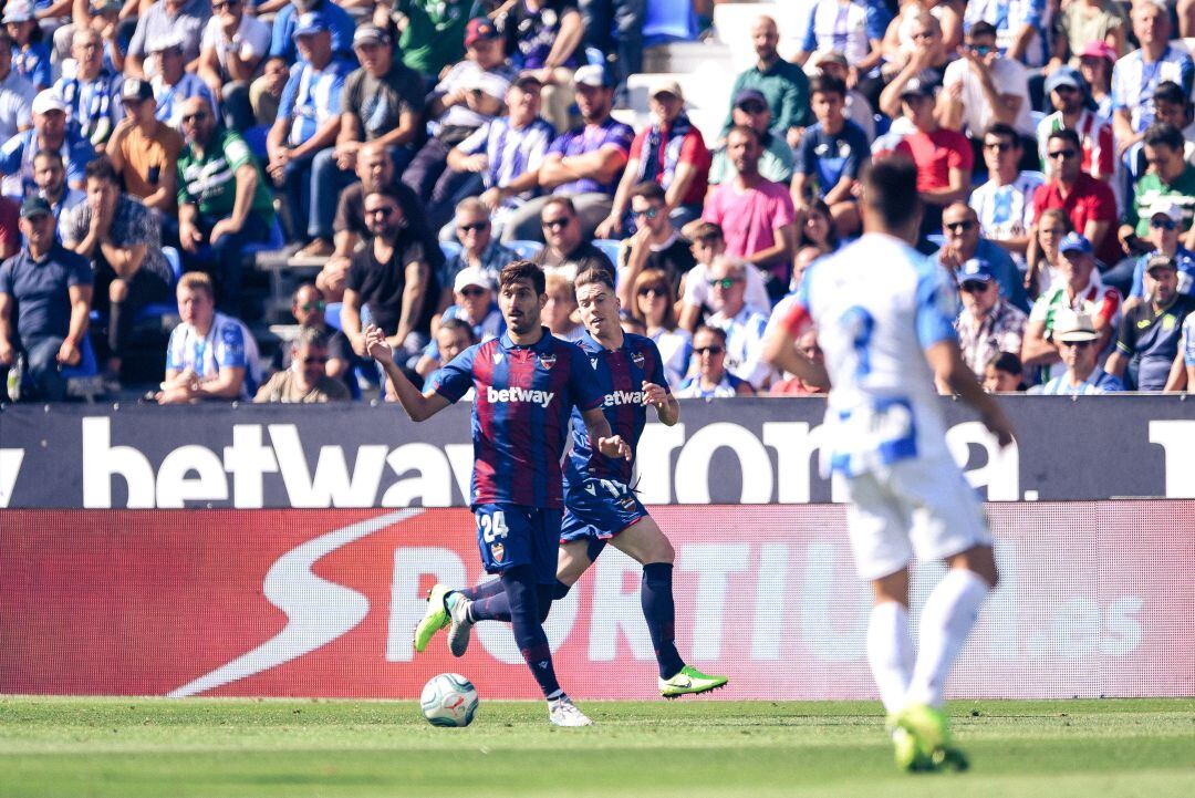 Campaña conduce el balón ante el Leganés 