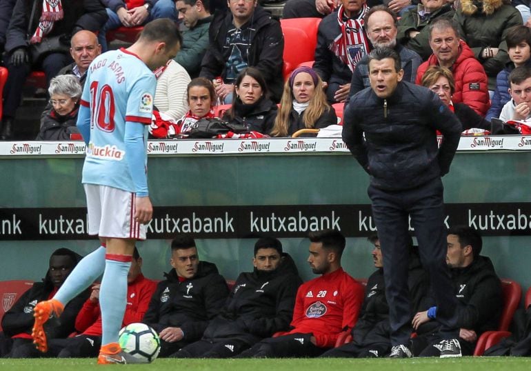 Unzué habla con Aspas en el partido ante el Athletic