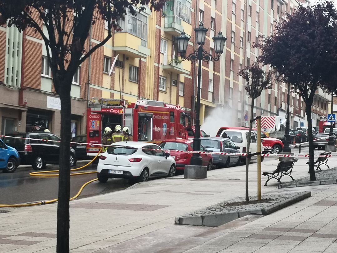 Los bomberos han proyectado agua sobre la fuga como medida precautoria.