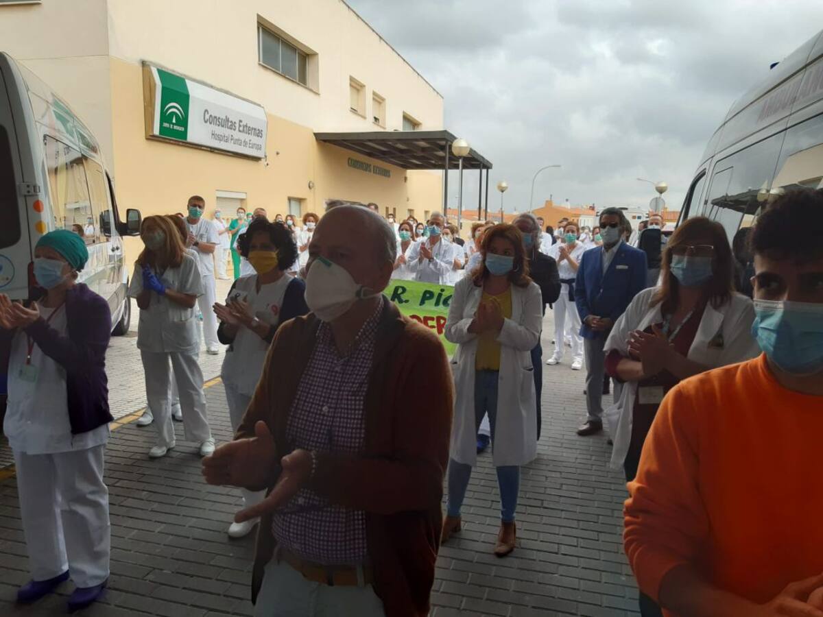 Sentido homenaje al doctor Manuel Rodríguez a las puertas del Hospital Punta Europa