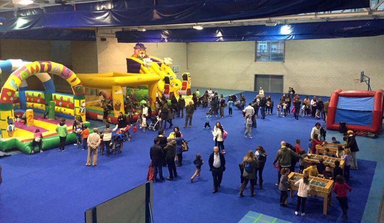 Los hinchables y otros juegos son ya un clásico entre las propuestas infantiles en el Polideportivo de Paracuellos
