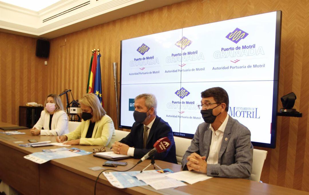 El director de la UNED, Jose Antonio Ruiz Caballero, presenta junto al presidente de la autoridad portuaria, José García Fuentes, la alcaldesa de Motril, Luisa García Chamorro y la concejala de educación, Débora Juárez, los cursos de verano