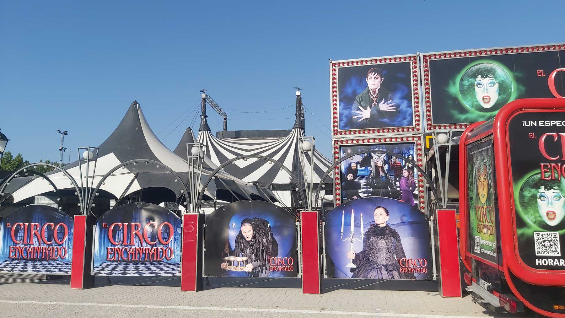 Imagen del Circo Encantado en la plaza Al-Azraq