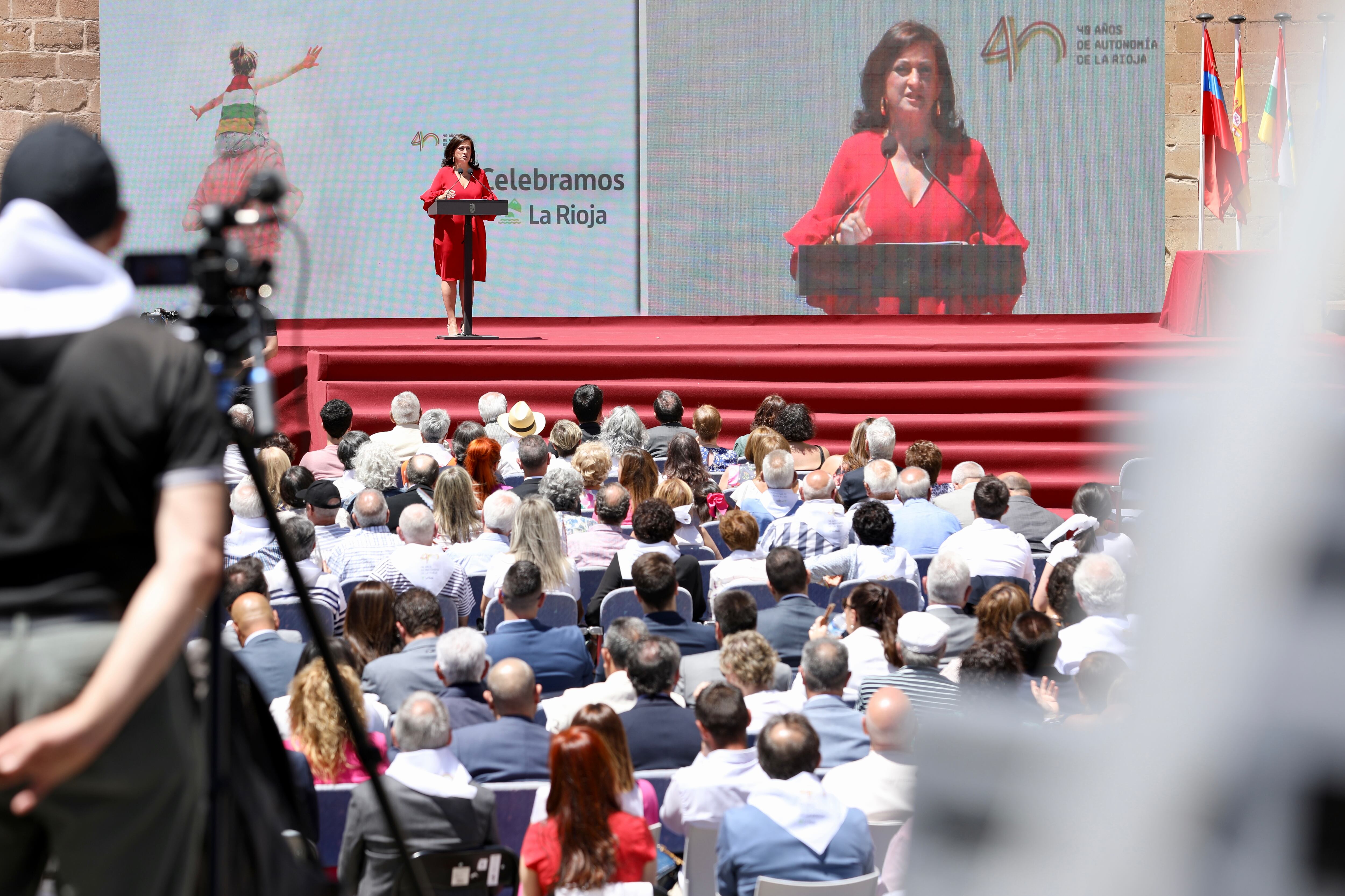 Concha Andreu pronunciando el discurso del Día de La Rioja en Nájera