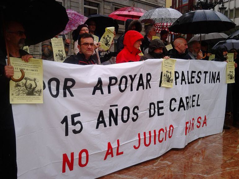 Miembros de la Plataforma para la retirada del juicio contra los encausados por el boicot en el Jovellanos, concentrados en la Plaza de la Escandalera de Oviedo 