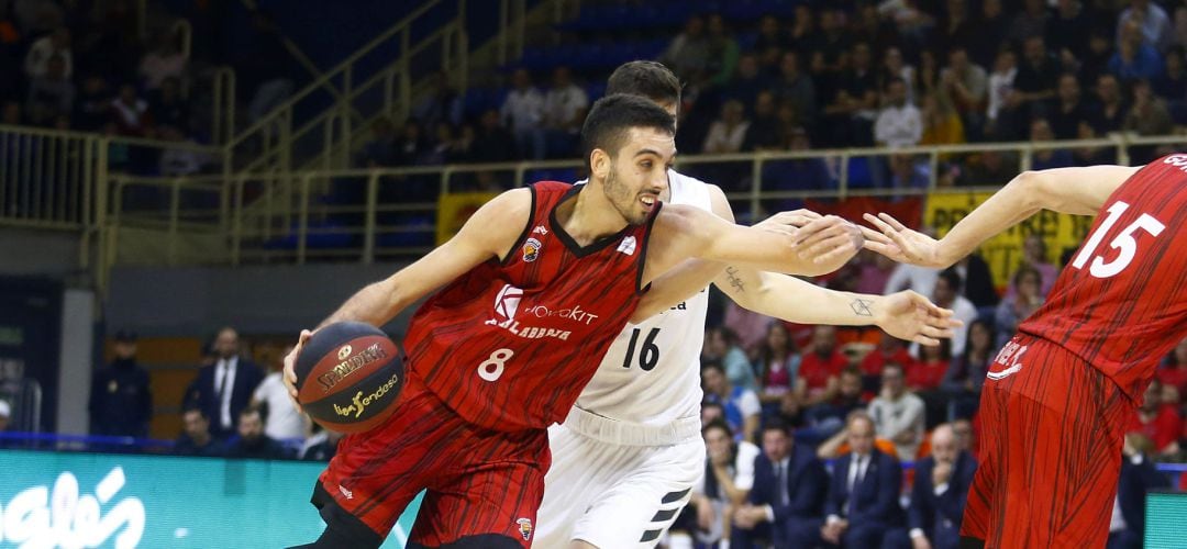 Marc García (8) se convertirá en el segundo internacional español de la historia del Baloncesto Fuenlabrada tras Ferrán López, actúal director deportivo.