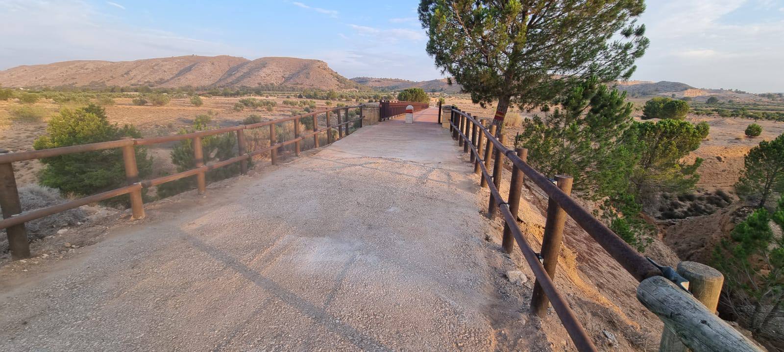 Madera plástica en el vallado de la vía verde