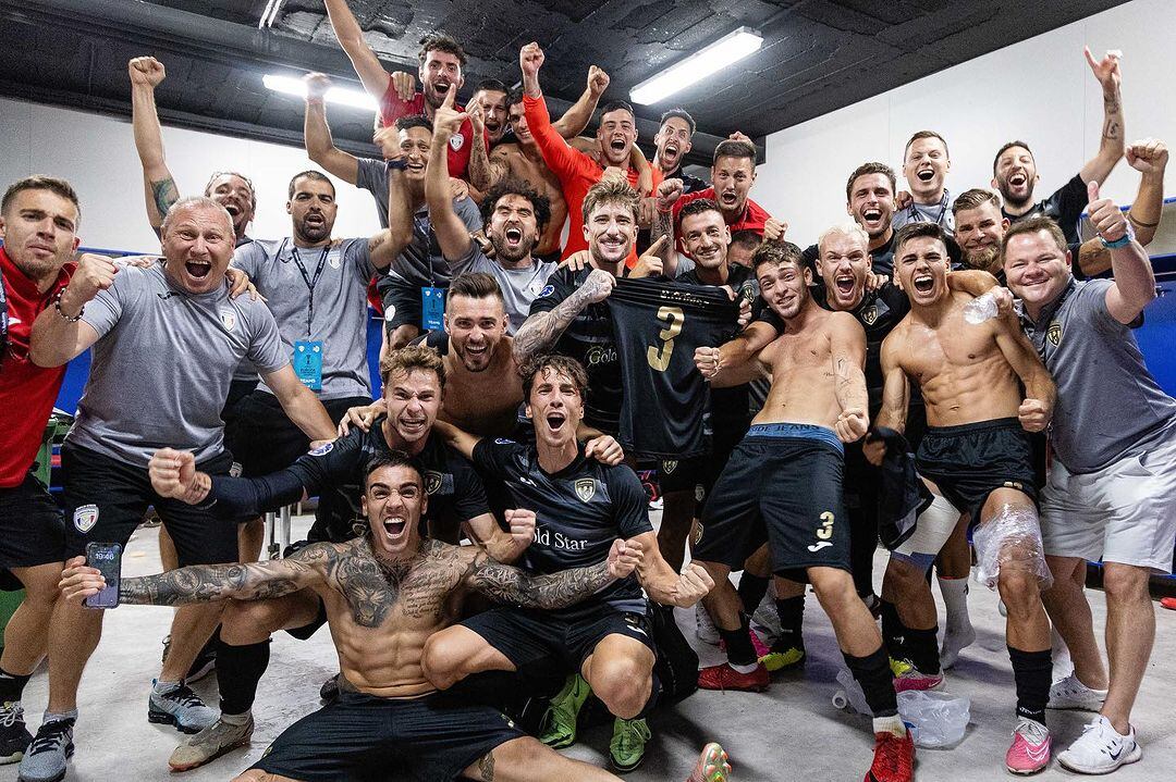 Els jugadors de l'FC Santa Coloma celebren la victòria a la Conference League