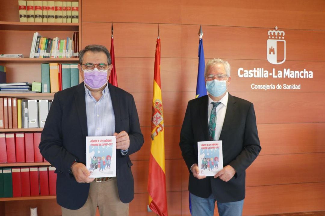 El Consejero de sanidad, Jesús Fernández, posa con un ejemplar del libro junto a Carlos Tirado, presidente del Colegio de Enfermería de Ciudad Real