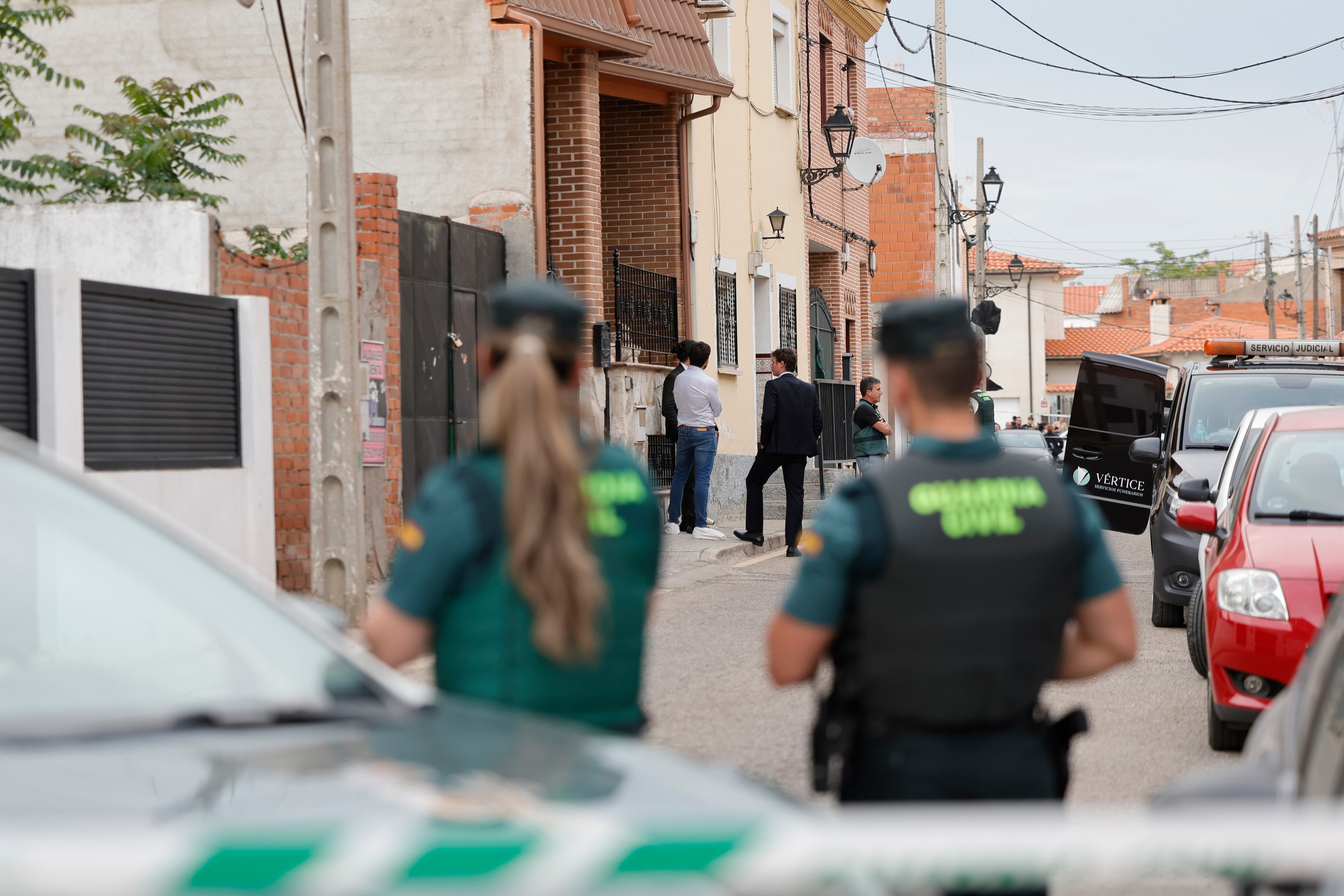 SESEÑA (TOLEDO), 23/04/2026.- Una mujer de 43 años ha sido asesinada este jueves presuntamente a manos de su expareja, un hombre de 50 años que tenía antecedentes por violencia machista y que después se ha ahorcado en Seseña (Toledo), tras una pelea con el hijo de la víctima, que ha acabado en el hospital. Según han informado a EFE fuentes próximas a la investigación, el cuerpo de la mujer, de nombre Melissa y de nacionalidad venezolana, ha sido encontrado en el interior de su vivienda con signos de violencia por arma blanca. EFE/ Manu Reino