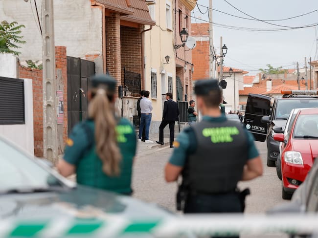 SESEÑA (TOLEDO), 23/04/2026.- Una mujer de 43 años ha sido asesinada este jueves presuntamente a manos de su expareja, un hombre de 50 años que tenía antecedentes por violencia machista y que después se ha ahorcado en Seseña (Toledo), tras una pelea con el hijo de la víctima, que ha acabado en el hospital. Según han informado a EFE fuentes próximas a la investigación, el cuerpo de la mujer, de nombre Melissa y de nacionalidad venezolana, ha sido encontrado en el interior de su vivienda con signos de violencia por arma blanca. EFE/ Manu Reino