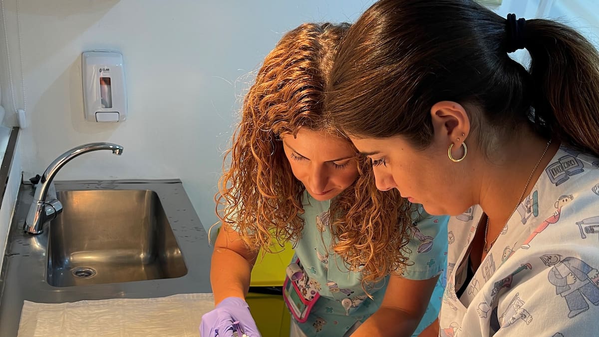 El Sergas inmuniza en los hospitales a los primeros bebés de la campaña frente al virus respiratorio sincitial