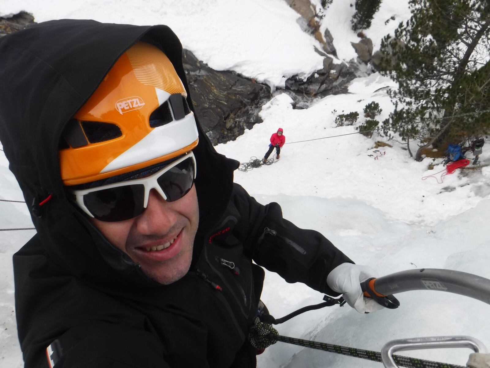 En plena escalada en la nieve