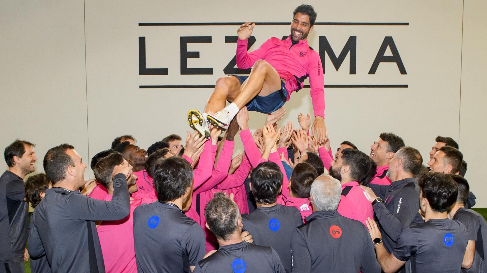 Raúl García, manteado por sus compañeros en Lezama tras comunicarles su decisión de retirarse del fútbol a final de temporada