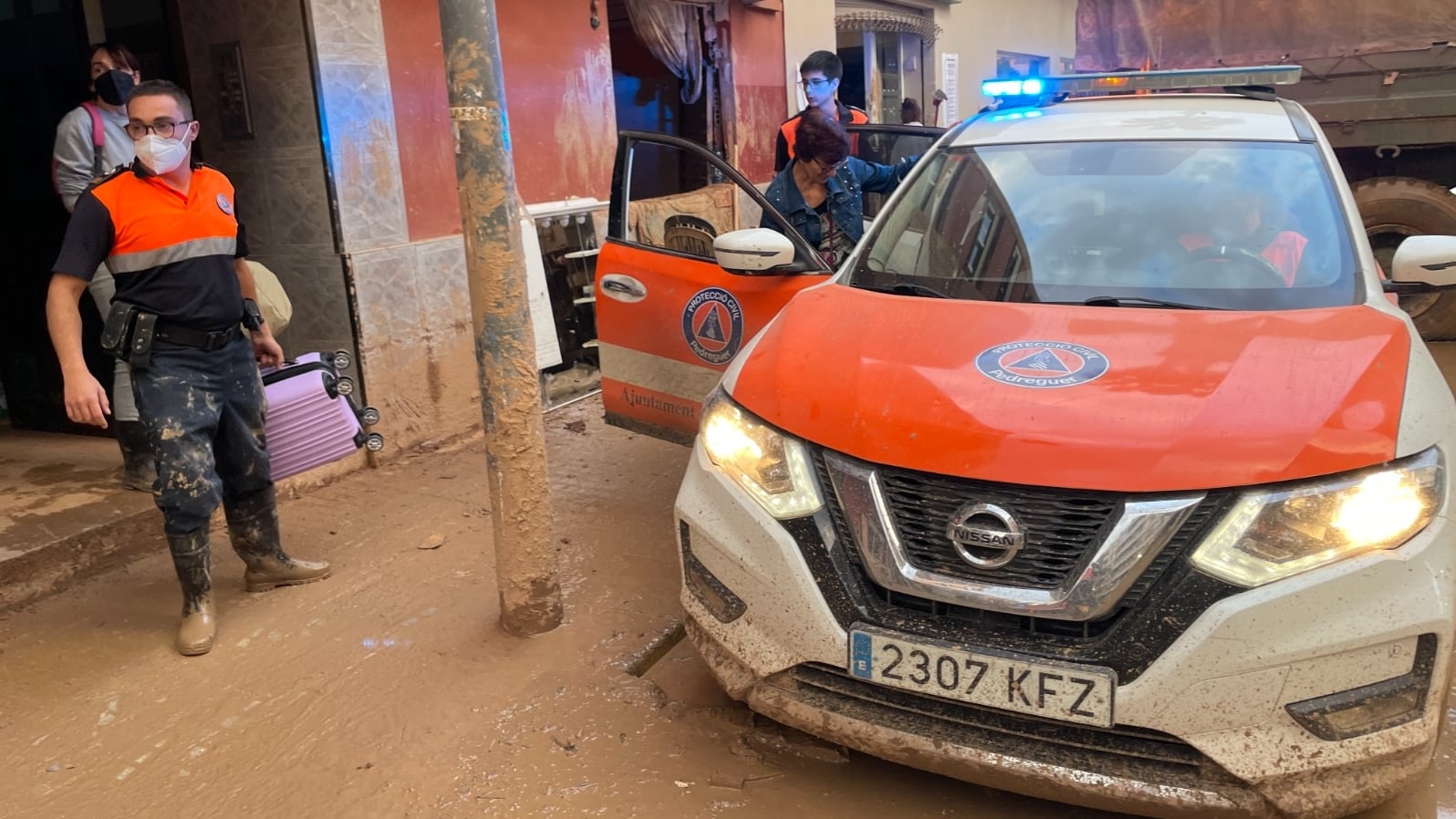 Miembros de la Protección Civil de Pedreguer durante la DANA de 2024