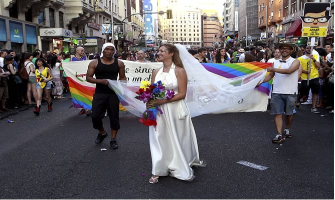 Integrantes de la multitudinaria manifestación del sábado en la Gran Vía para reivindicar la vigencia del matrimonio entre personas del mismo sexo