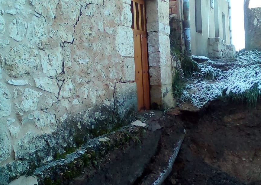 La bodega hundida ocupa parte de la calle de la Iglesia