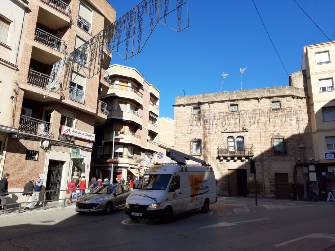 Imagen de la empresa "Iluminaciones Jesús Nazareno" ultimando la instalación de las luces navideñas el mismo día de su inauguración oficial
