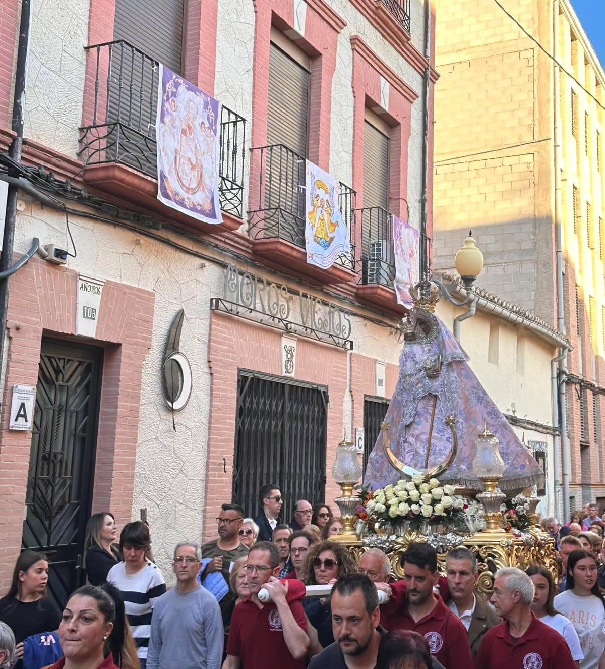 La Morenica, hace unos días pasando por la sede de la comparsa