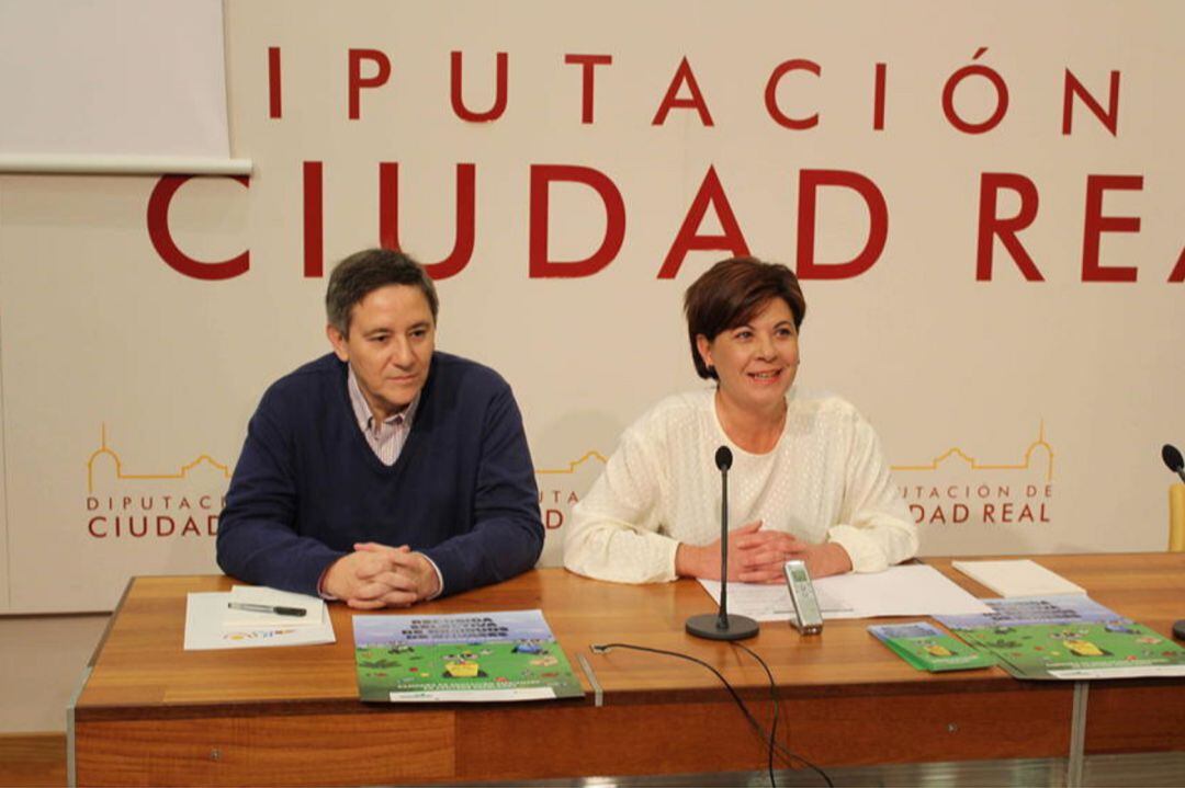 María Fresneda y Óscar Narros, presidenta y gerente del Consorcio RSU han presentado la campaña de educación ambiental 